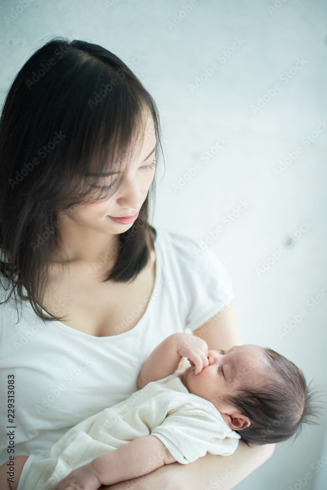 赤ちゃんを抱いた女性 赤ちゃんを抱いた女性