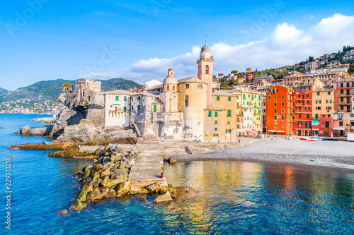 Obraz na płótnie Scenic Mediterranean riviera coast. Panoramic view of Camogli town in Liguria, Italy. Basilica of Santa Maria Assunta and colorful palaces. Italy w salonie
