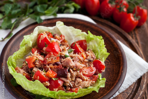 Healthy appetizers lettuce wraps with canned tuna