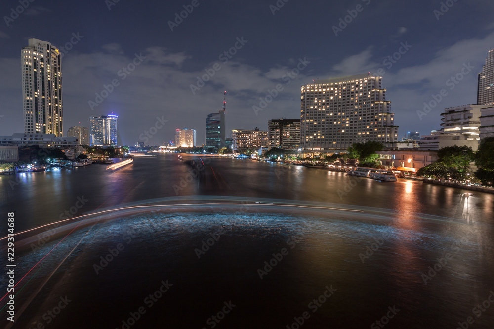 Obraz premium Chaopraya River View from Taksin Bridge, Bangkok, Thailand