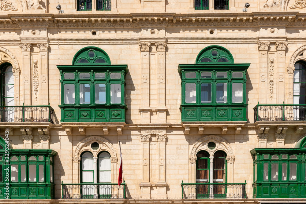 Fototapeta premium Historische Häuser Fassaden in Valletta Malta mit Balkon Erker
