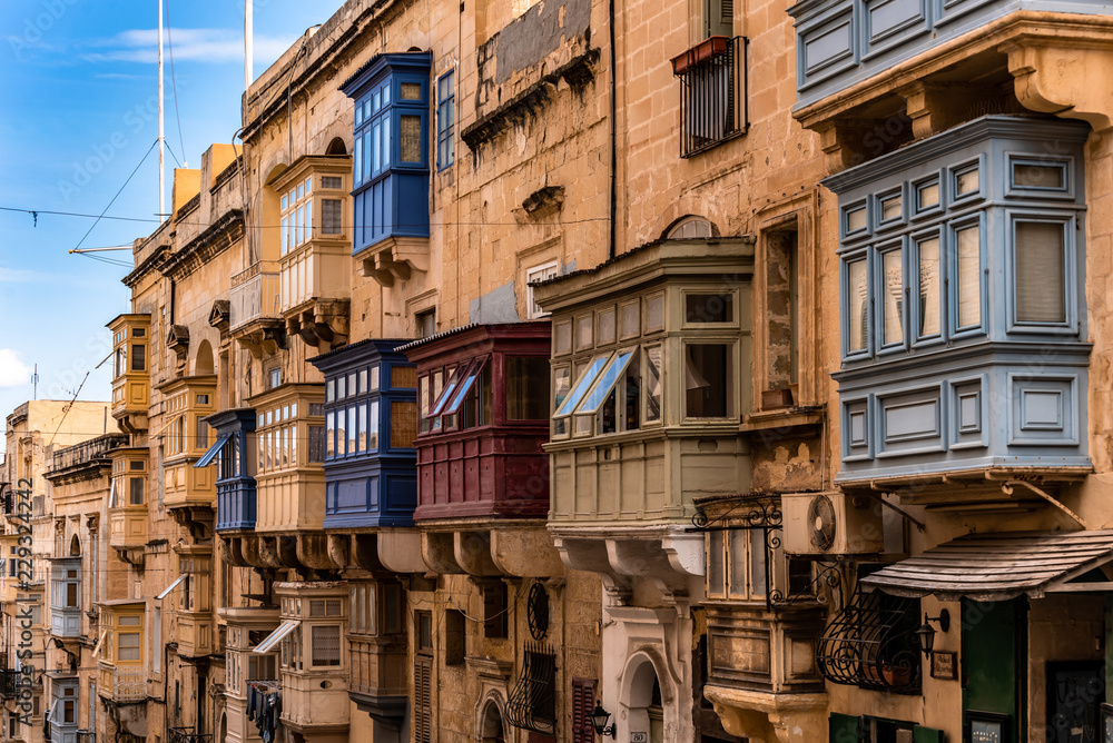 Historische Häuser Fassaden in Valletta Malta mit Balkon Erker Historische Häuser Fassaden in Valletta Malta mit Balkon Erker