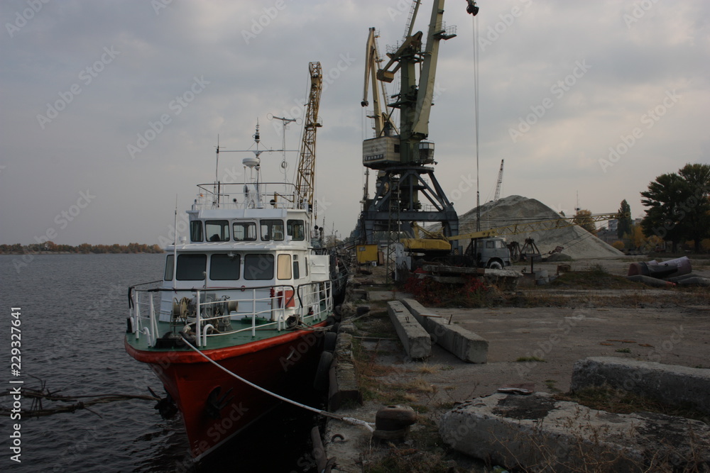 Naklejka premium Boat and crane