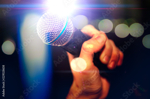 Fondo de concierto y concepto musical. Fondo de música en vivo. Micrófono y luces de escenario para karaoke y concepto de cantar © C.Castilla