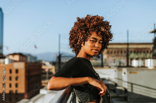 Billede på lærred Girl with curly hair at a LA rooftop