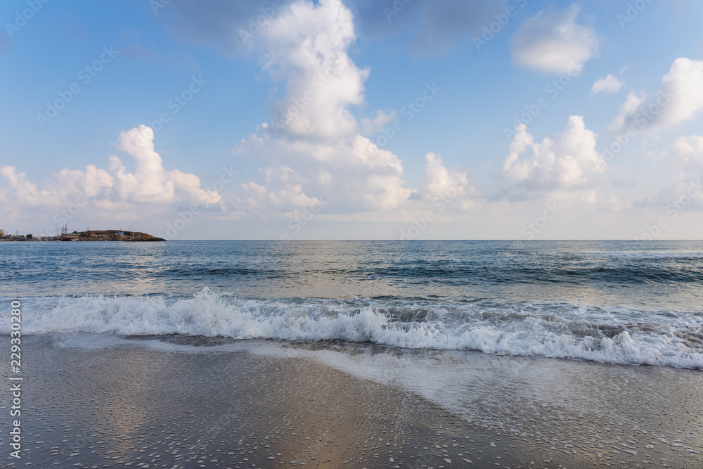 Fototapeta premium fragment piaszczystej plaży z ruchomą falą morską u wybrzeży greckiej wyspy Krety