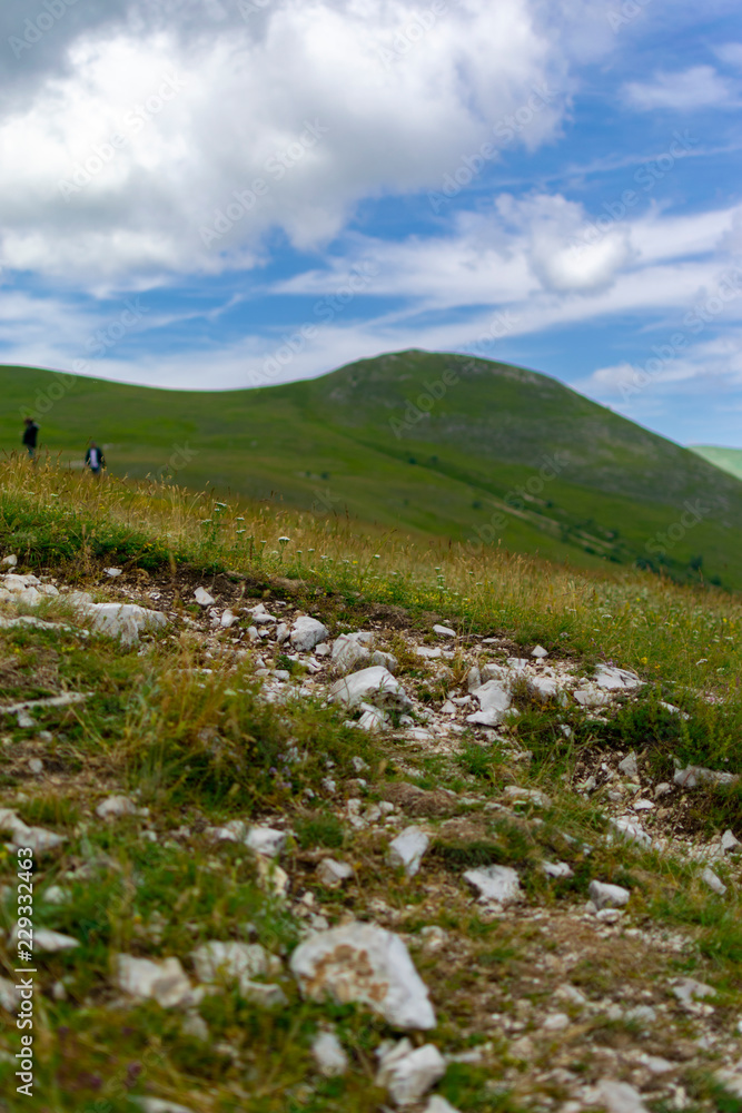 Sentieri di montagna con veduta sulla vallata di Castelluccio di Norcia