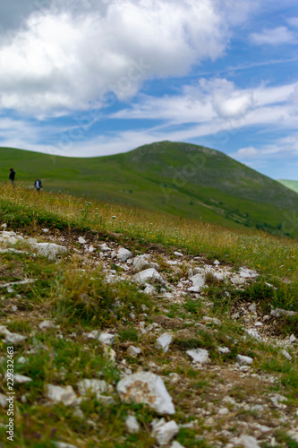 Sentieri di montagna con veduta sulla vallata di Castelluccio di Norcia