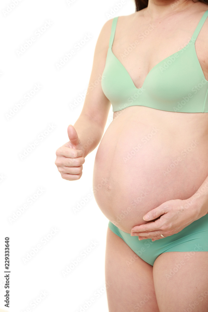 妊娠の経過が順調な緑色の下着を着た臨月の妊婦 妊娠の経過が順調な緑色の下着を着た臨月の妊婦