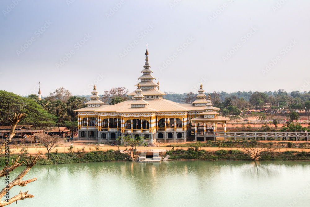Obraz premium The Kyauk-Kalat Pagoda with is magnificent rock formation and temple near Hpa-An in Myanmar 