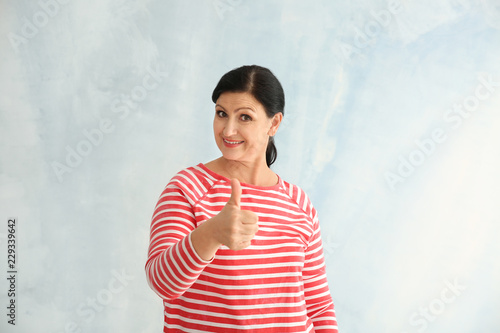 Portrait of mature woman sh...