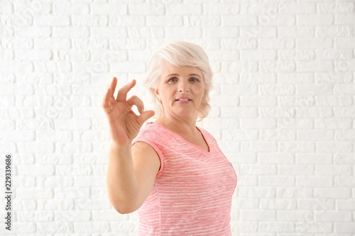 Portrait of mature woman sh...