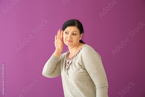 Portrait of mature woman tr...