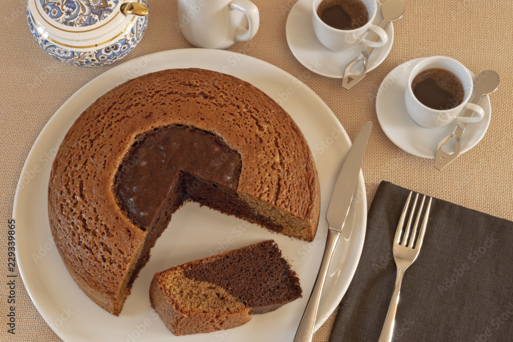 colazione italiana con torta al cioccolato e caffè dall'alto colazione italiana con torta al cioccolato e caffè dall'alto