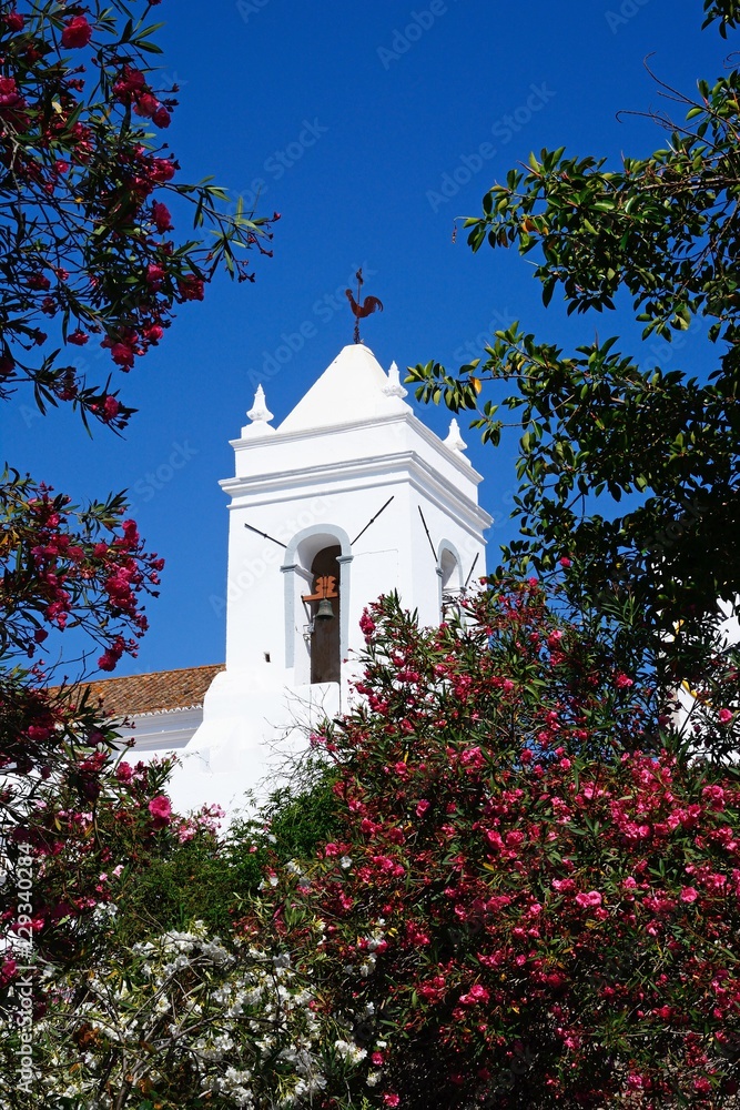 Φωτογραφία View of the Santa Maria do Castelo church (Igreja de Santa Maria do Castelo) bell tower, Tavira, Algarve, Portugal
