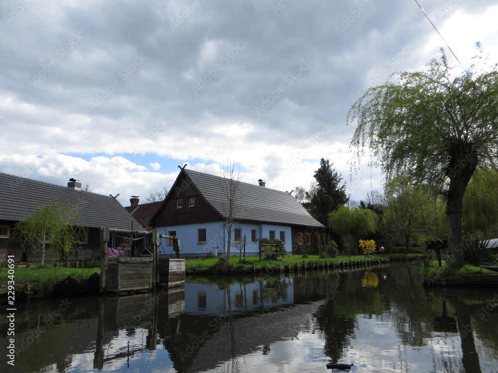 Obraz premium village on the river. wooden houses in the autumn landscape