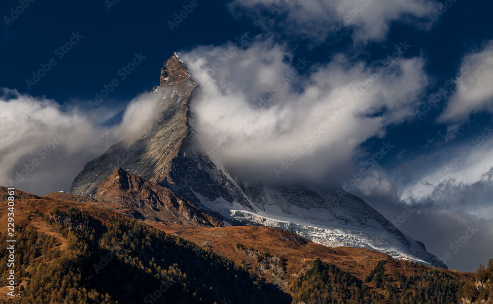 Matterhorn bei Tag in Wolken eingehüllt. Blick von Winkelmatten. Zermatt in der Schweiz.