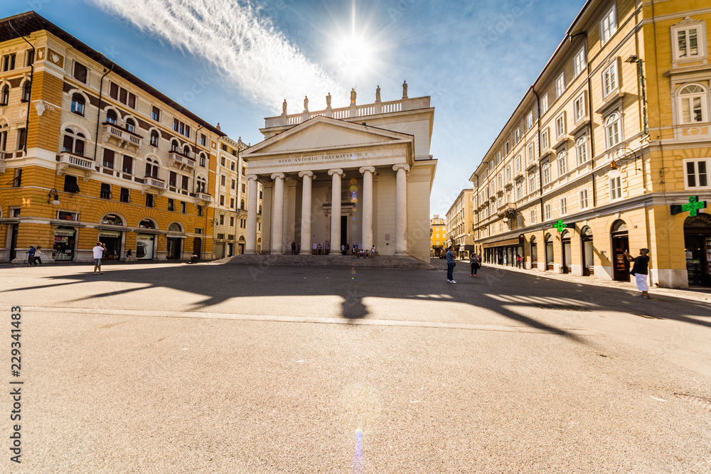 Obraz premium walking through the beautiful palaces of Trieste