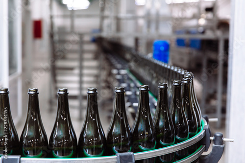 Canvas-taulu Glass bottles on the automatic conveyor line at the champagne or wine factory
