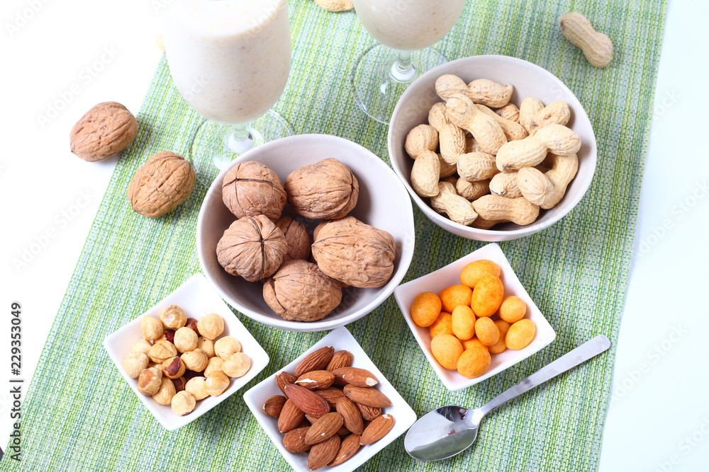 Frutta secca noci, nocciole, arachidi, banane e frullato Frutta secca noci, nocciole, arachidi, banane e frullato