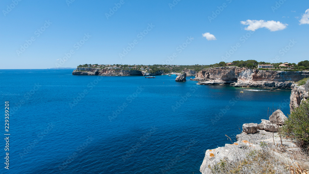 Blaues Meer und die Küste