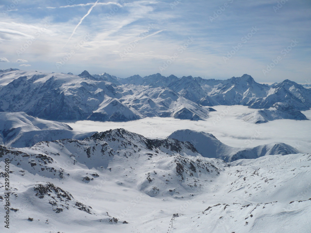 Sommets des Alpes au-dessus d'une mer de nuage