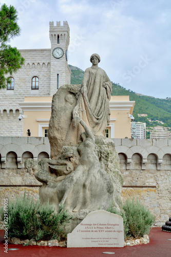 Konstfotografi Hommage des Colonies Etrangeres statue in Monaco