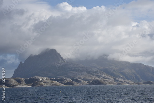 Norwegen, Autofähre, Bodø, Nordland, Lofeoten, Moskenes, Regenbogen, Wolke, Regenwolken, Wasserstraße, Fjord, Landegodefjorden, Rettungsring photo