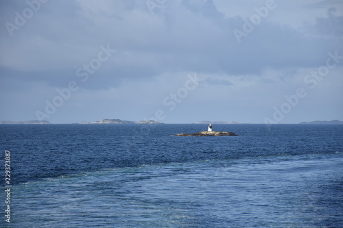 Norwegen, Autofähre, Bodø, Nordland, Lofeoten, Moskenes, Regenbogen, Wolke, Regenwolken, Wasserstraße, Fjord, Landegodefjorden, Rettungsring photo