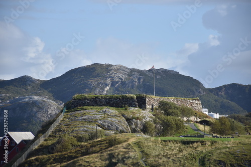 Norwegen, Nordland, Bodø, Fjord, Hafen, Hafeneinfahrt, Leuchtturm, Leuchtfeuer, Rundholmen, Hjartøya, Insel, Festung,Stadt, Hochhaus, Hafenanlage, Fähre, Schiff photo