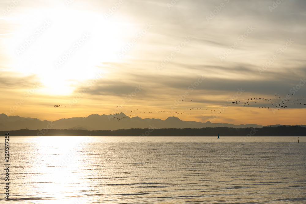 Obraz premium Lake chiemsee at late fall at sunset