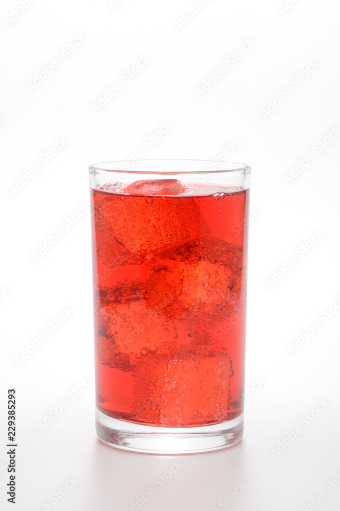 Refresco de soda rosado en un vaso sobre fondo blanco Refresco de soda rosado en un vaso sobre fondo blanco