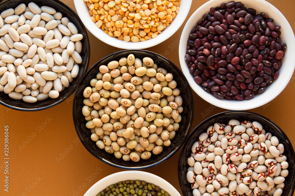 different types of beans in bowls