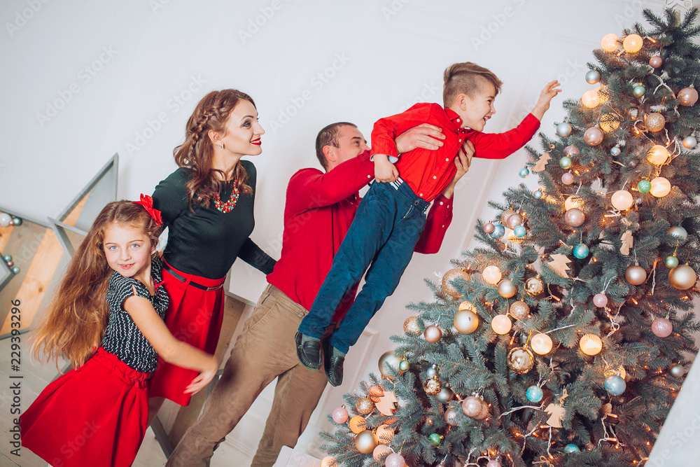 Putting up christmas tree deals