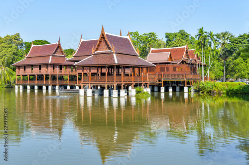 Wallpaper Mural house on the lake Torontodigital.ca