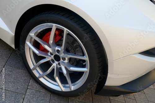 Reifen und Felgen eines modernen weißen Sportwagens. Rückseite des Fahrzeuges, Seitenansicht © anela47