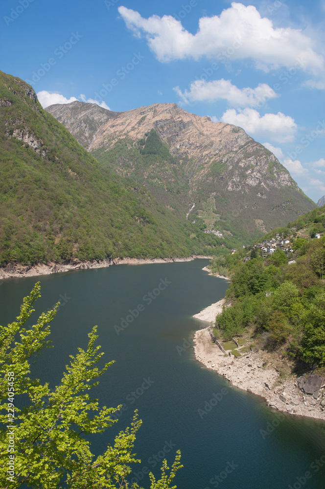 Lago di Vogorno mit den Dörfern Vogorno und Corippo im Verzascatal,Kanton Tessin,Schweiz