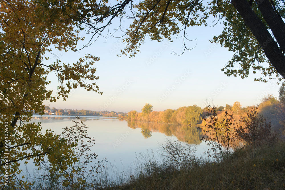 Obraz premium Autumn Landscape. Park in Autumn. The bright colors of autumn in the park by the lake.