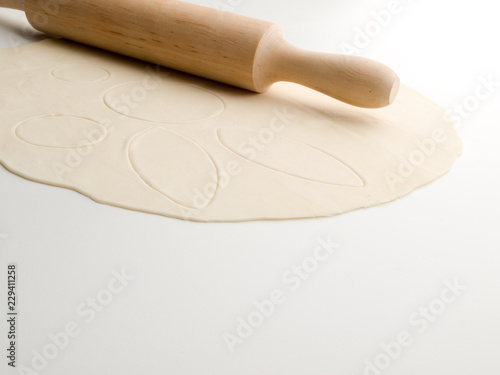Rodillo de madera sobre una masa para galletas