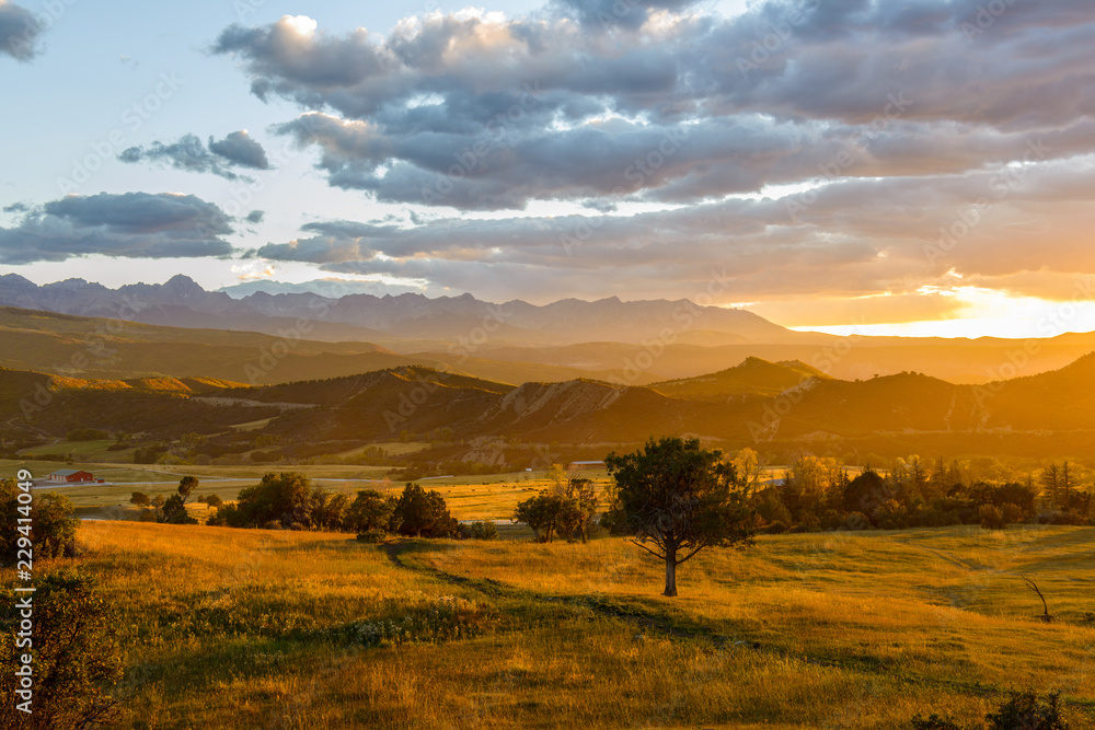 Obraz premium Sunset San Juans - Autumn sunset scene of a mountain valley at foot of Sneffels Range of San Juan Mountains in Colorado Rockies. Mt.Sneffels (14,150 ft) is the highest point in the range. CO, USA.