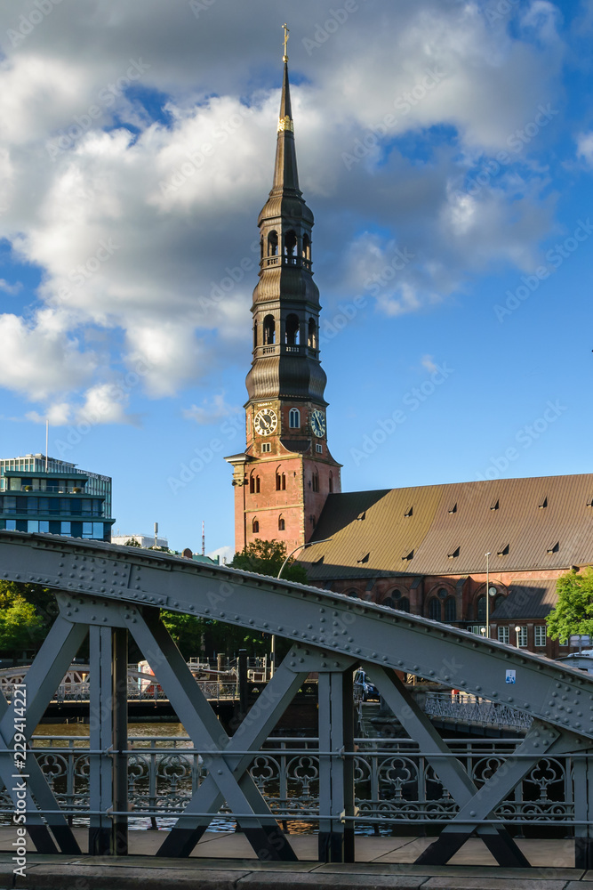 Fototapeta premium Hamburg Kirchturmspitze