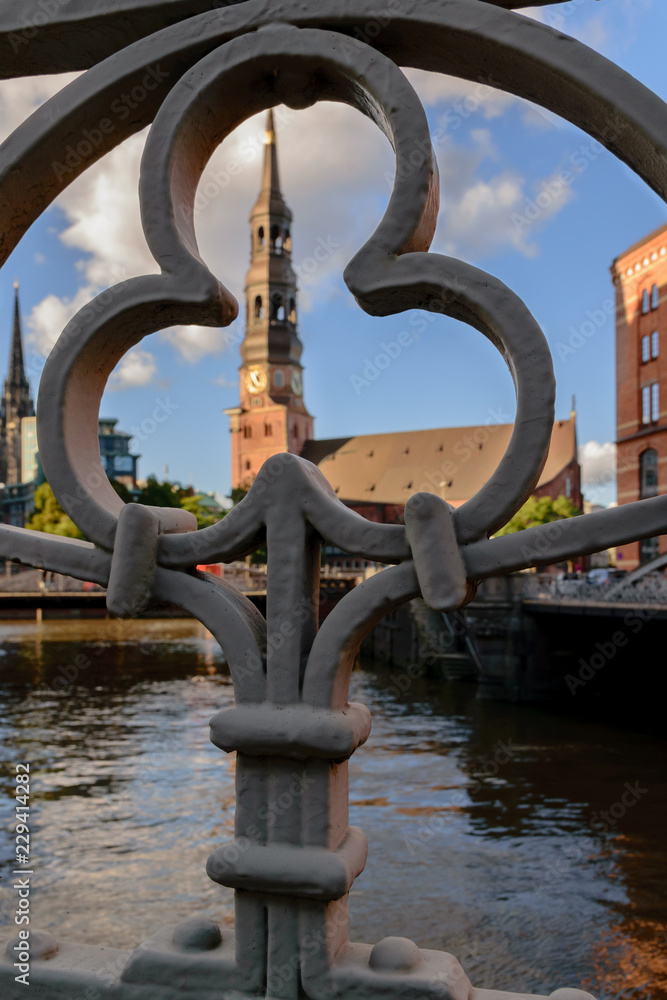 Naklejka premium Umrahmter Kirchturm