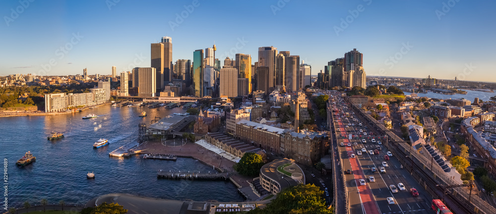Fototapeta premium Panoramiczny widok na Sydney z dzielnicą biznesową i mostem Harbour Bridge, Sydney, Australia