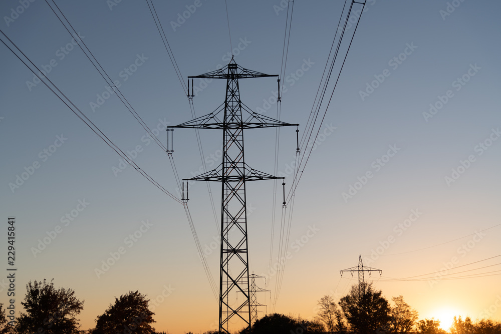 Fototapeta premium Überlandleitung in der Abenddämmerung