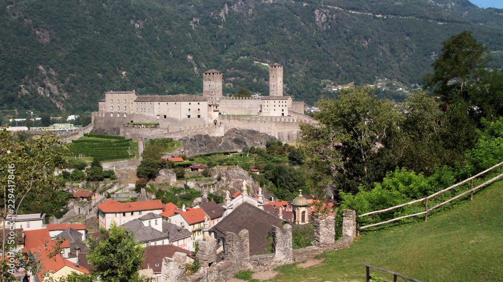 bellinzona città con castello di castelgrande in svizzera