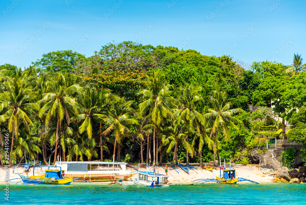 Obraz premium Boats on a sandy beach, Boracay, Philippines.