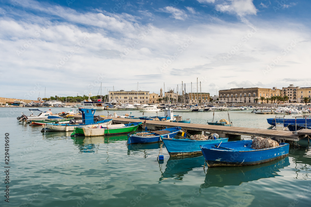 Fischerboote im Hafen von Trani; Apulien; Italien