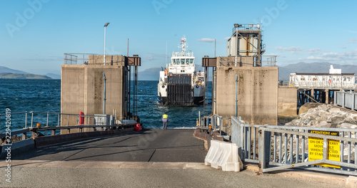 Foto ship coming to landing place