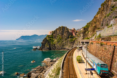 Obraz na płótnie Coastal train station at picturesque seascape view. w salonie