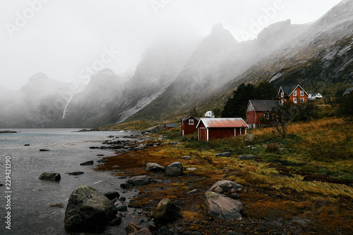 Einsame rote Holzhütten am Ufer des Ortes Vindstad auf den Logoten photo